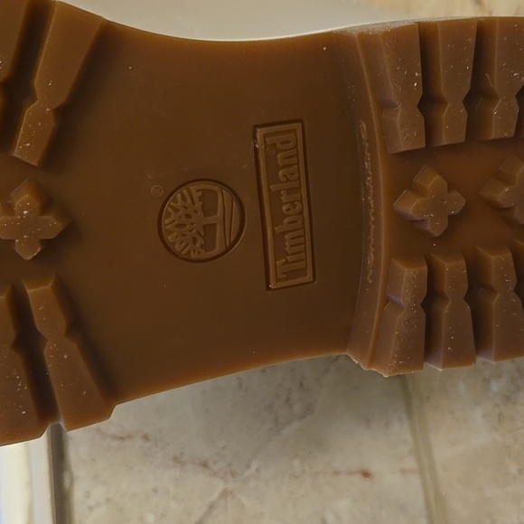 Brand new TIMBERLAND trendy metallic and silver women’s boots size 6.5 - Picture 4 of 4